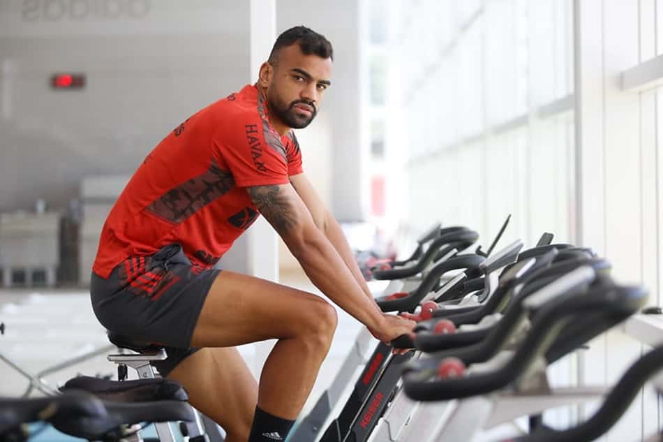 Zagueiro do Flamengo se manifesta após passar por cirurgia no pé esquerdo