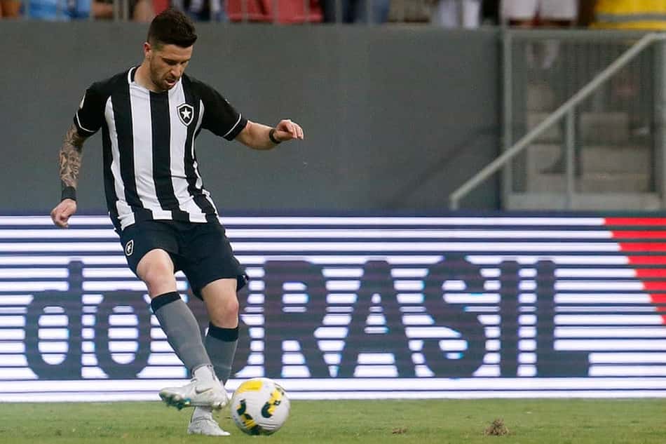 Botafogo informa que Gustavo Sauer foi submetido a artroscopia; cirurgia é realizada com sucesso