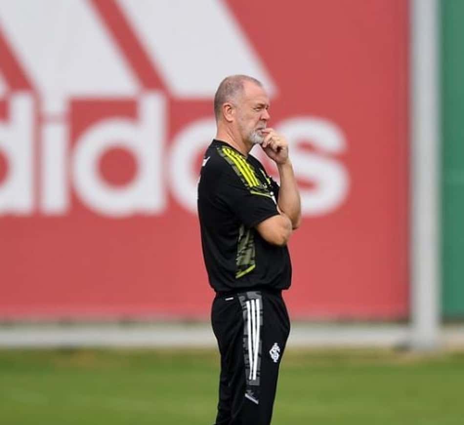 Mano Menezes cita 'jogo parelho', mas lamenta chances perdidas do Inter