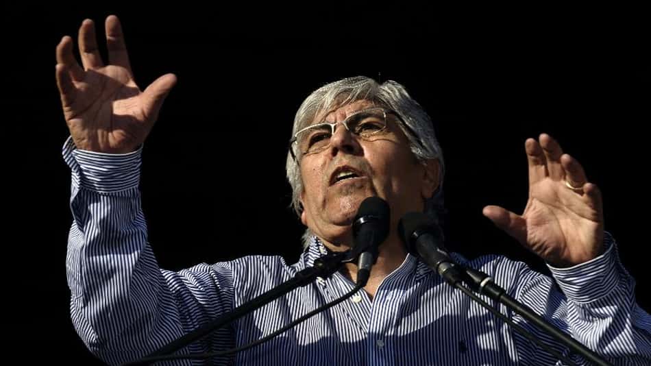 Torcida do Independiente entra em confronto com a polícia em manifestação contra presidente; confira