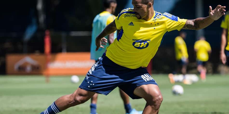 Zé Ivaldo enfatiza vontade de permanecer no Cruzeiro e projeta confronto contra Operário