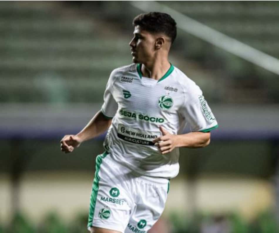 Rômulo festeja primeiro gol com a camisa do Juventude