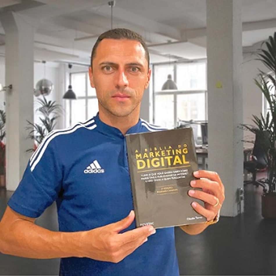 No Dia Mundial do Livro, Rômulo, capitão do Cruzeiro, revela: 'Vi na leitura um hábito saudável'