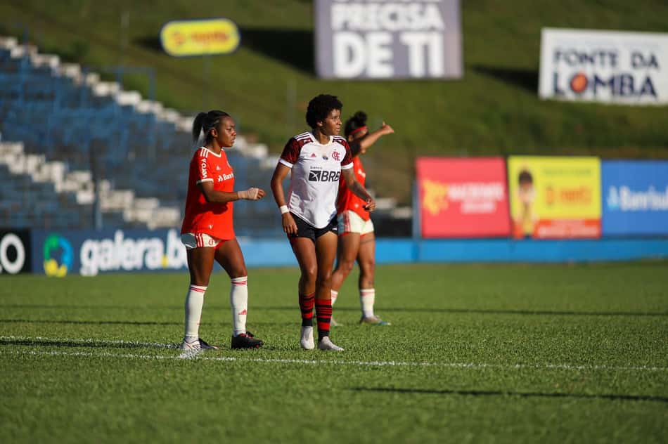 Flamengo sai na frente, mas cede empate para o Internacional no Brasileiro Feminino