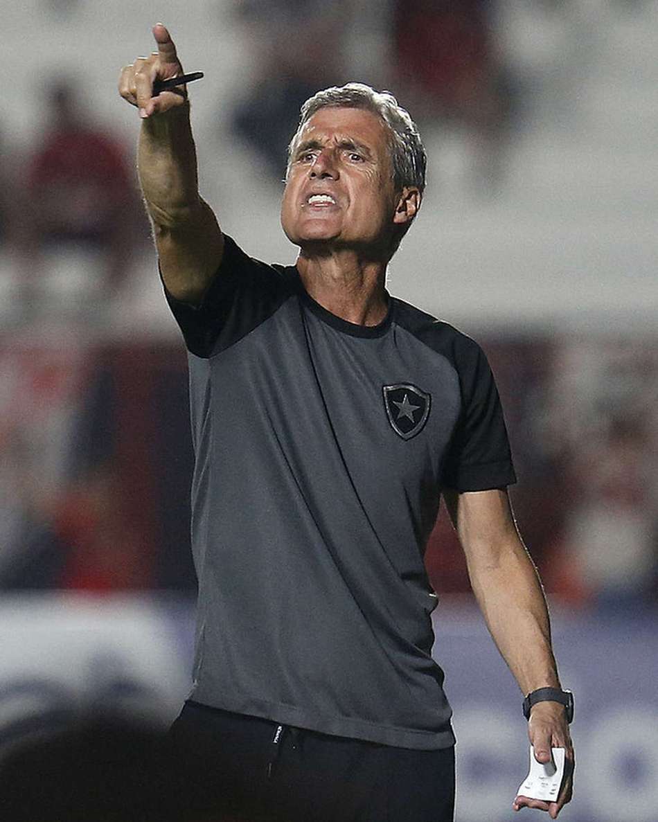 Luís Castro explica mudanças táticas no Botafogo e comenta falha de Diego Loureiro: 'Família suporta os erros'