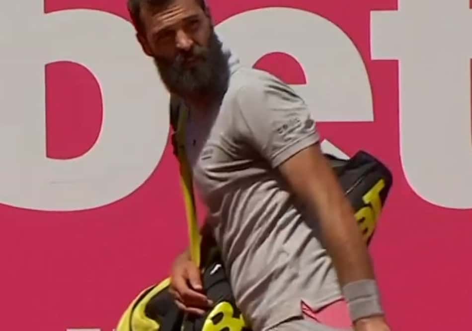 Paire perde, sai vaiado em Estoril e abaixa as calças