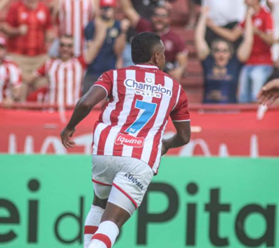 Niltinho celebra gol marcado em estreia pelo Náutico: 'Vai para a minha família'