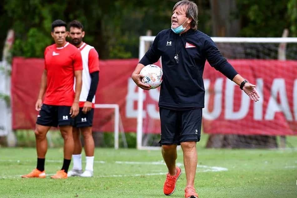 Técnico do Estudiantes elogia Bragantino antes de duelo na Libertadores
