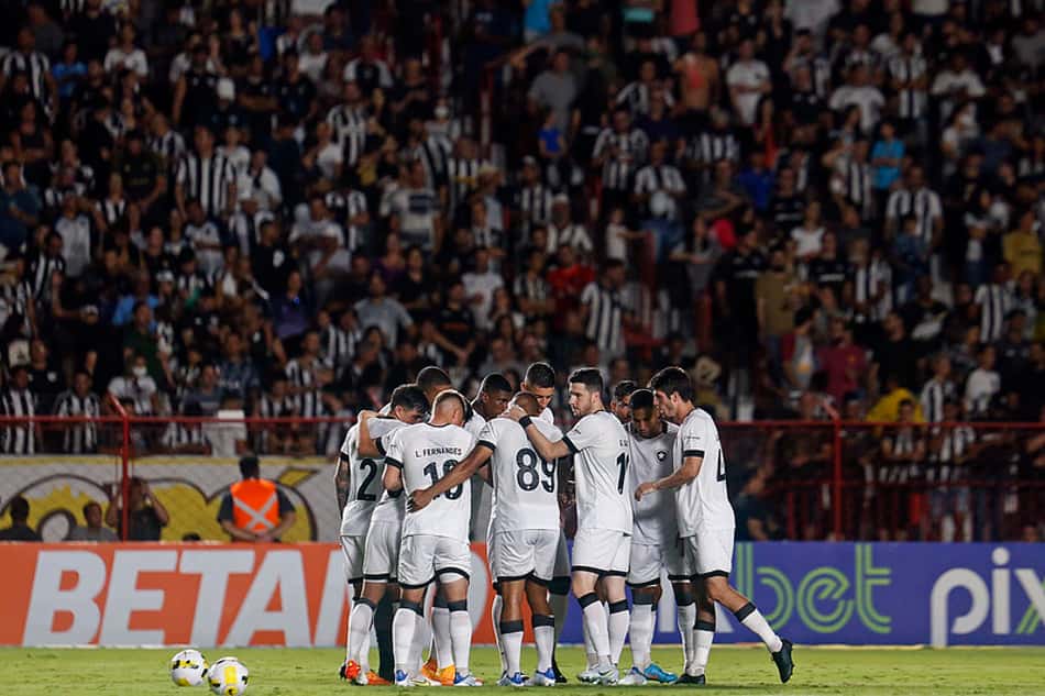 Torcida do Botafogo ocupa mais de um terço do público em empate com o Atlético em Goiânia
