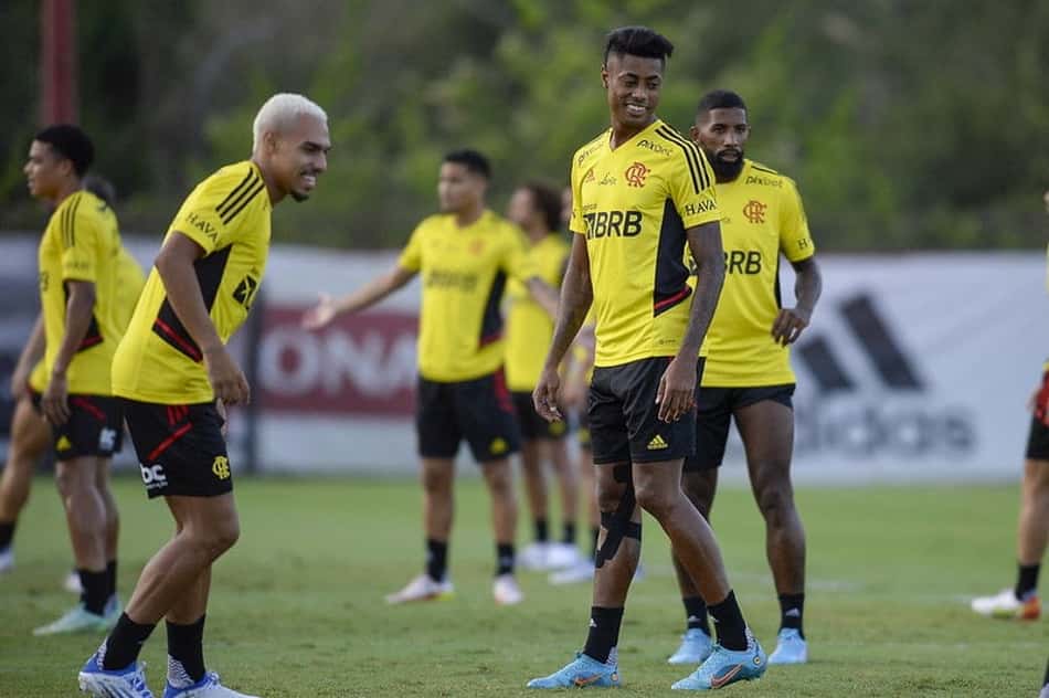 Trio participa do treino com o elenco do Flamengo e avança por retorno