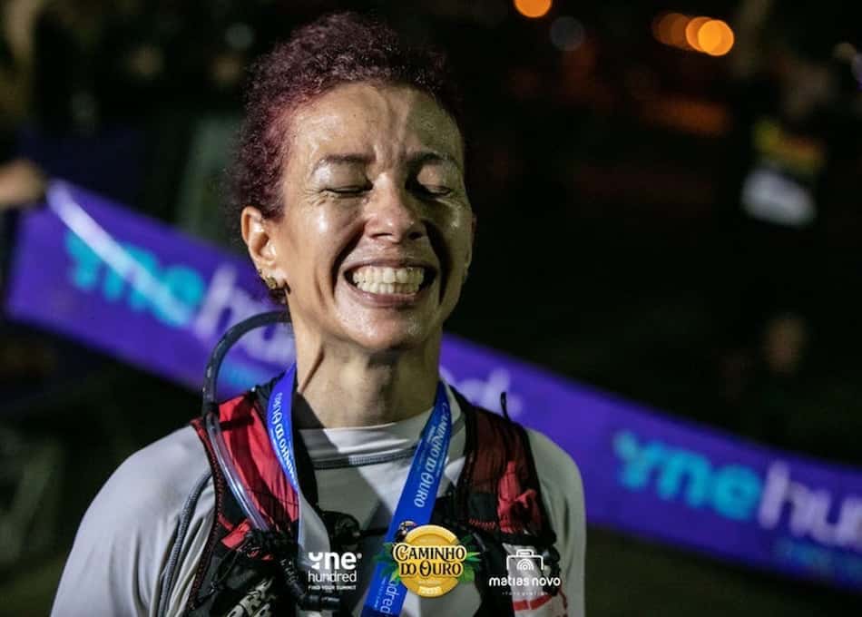 Cida Cunha se emociona com a vitória nas 100 milhas da One Hundred® Rio Caminho do Ouro. (Foto de Sérgio Gomes/Divulgação)