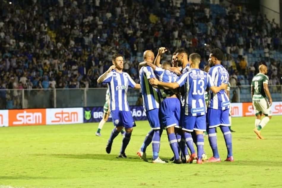 Em jogo de cinco gols e VAR ativo, Avaí derrota o Goiás pelo Brasileirão