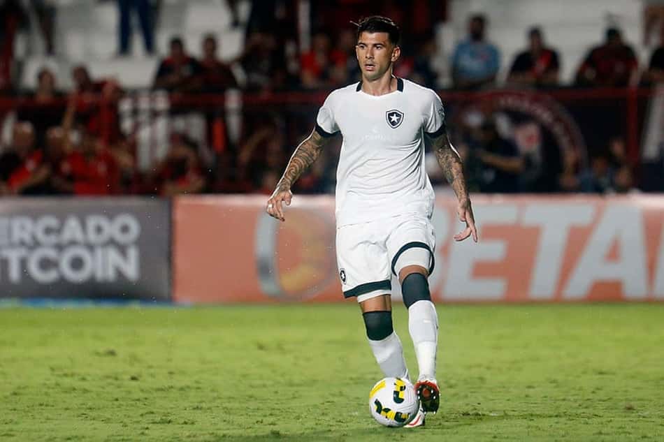 Victor Cuesta, zagueiro do Botafogo, sofre fraturas nos ossos da face após choque de cabeça