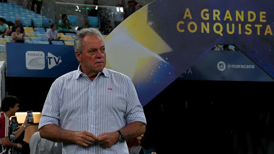 Insatisfeita, torcida do Fluminense se irrita com empate na Sul-Americana e xinga Abel Braga