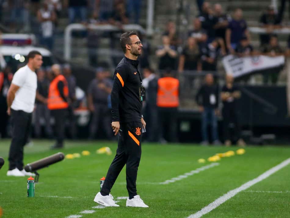 Auxiliar destaca coragem do Corinthians contra o Boca com um homem a menos: 'Equipe lutou'