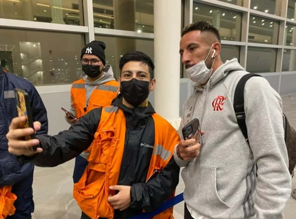 Isla é liberado pelo Flamengo e fica no Chile após jogo da Libertadores