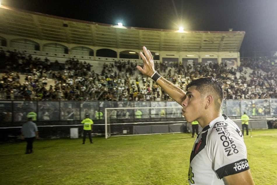 Palacios evolui fisicamente e pode ser titular do Vasco contra o Brusque: 'Estou me sentindo muito bem'