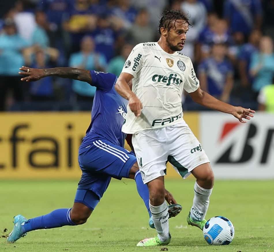 Palmeiras ironiza entrada dura de jogador do Emelec em Scarpa: 'Povo quer levar camisa, tornozelo…'