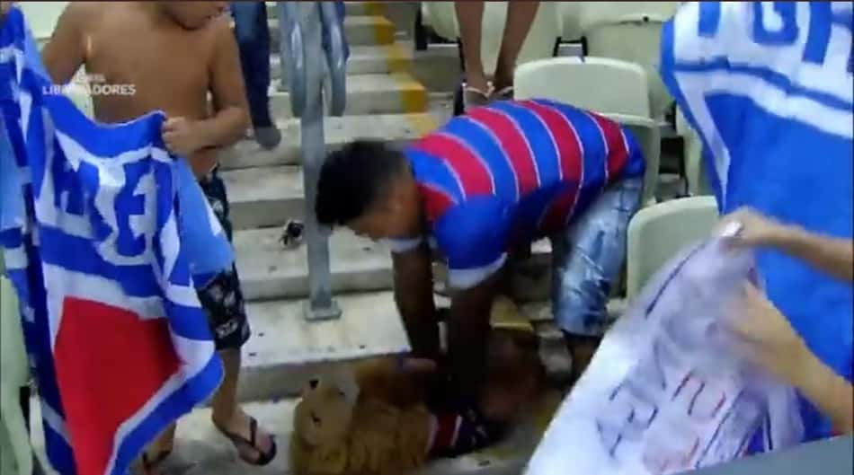 Torcedor do Fortaleza faz massagem cardíaca em mascote de pelúcia e viraliza nas redes sociais