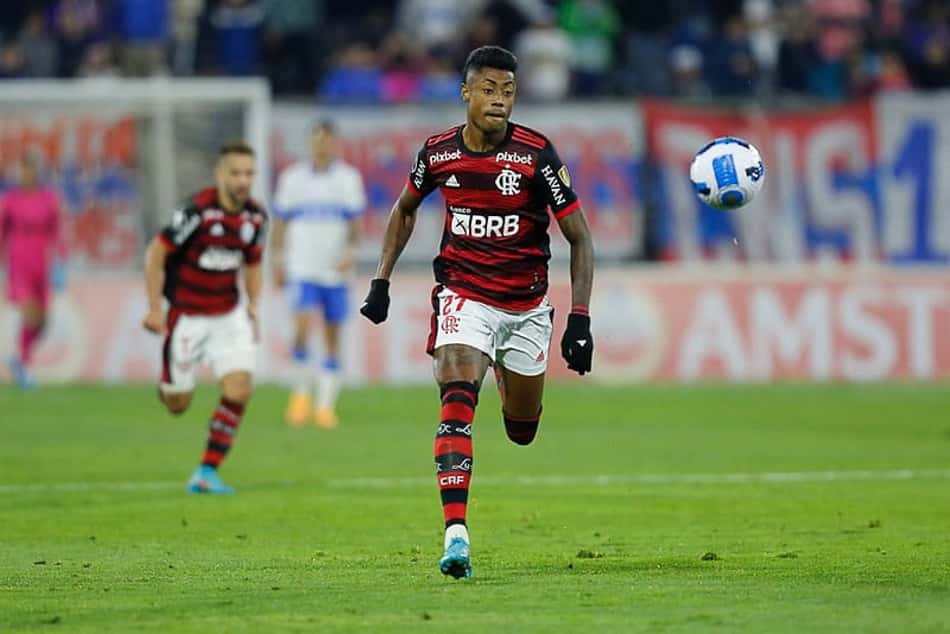 Bruno Henrique ganha troféu de Gabi e elogia Flamengo no Chile: 'Caráter muito grande de time vencedor'
