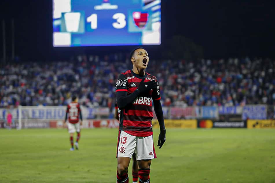 VÍDEO: Lázaro celebra 'momento lindo' ao chegar a nove participações em gols pelo Flamengo no ano