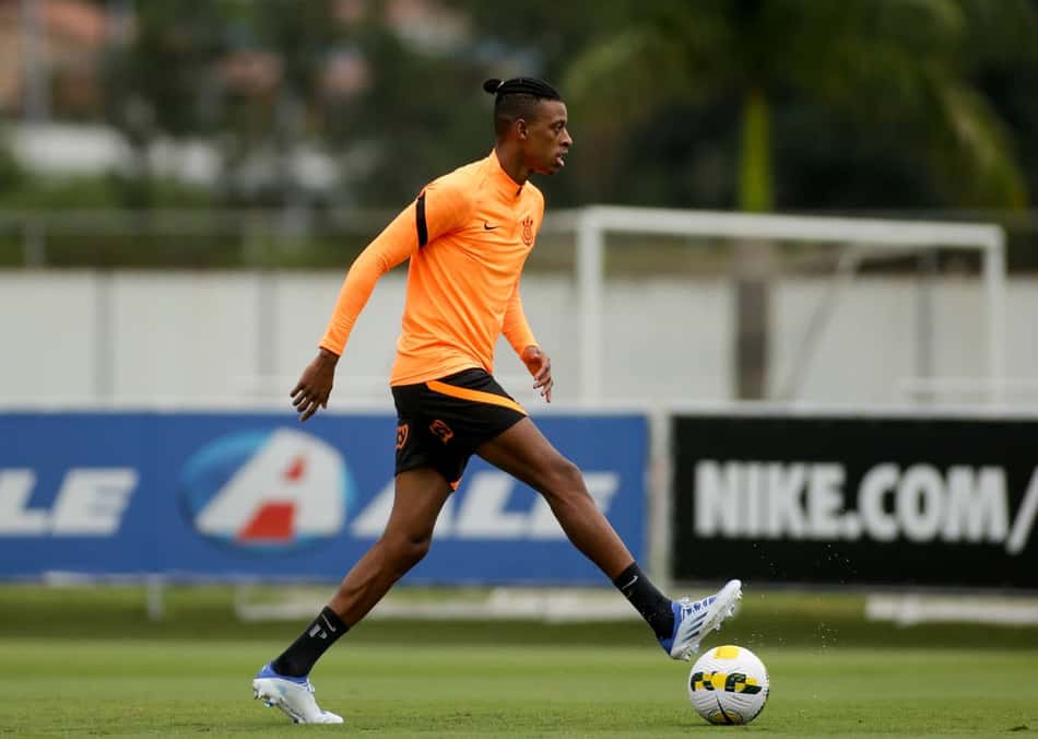 Juíza arquiva caso de suposto estupro cometido por Robson Bambu, do Corinthians
