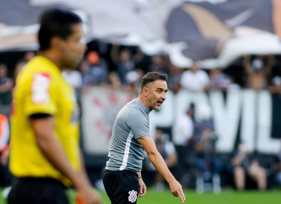 Recuperado da Covid-19, Vítor Pereira chega a Cali para comandar Corinthians do banco