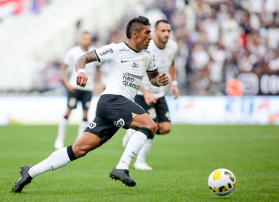 Paulinho, do Corinthians, passa por cirurgia no joelho esquerdo