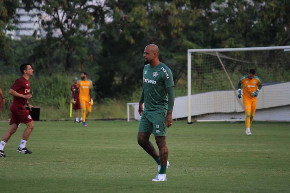 Felipe Melo marca prazo de retorno ao Fluminense, mas diz: 'Difícil estar 100%'