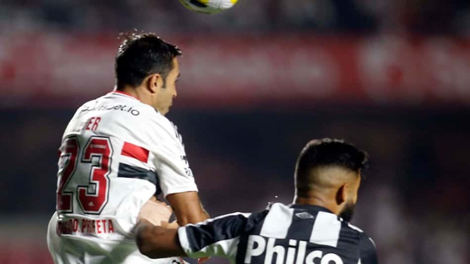 São Paulo deve contar com estreia de gringos e equipe alternativa em clássico com o Santos
