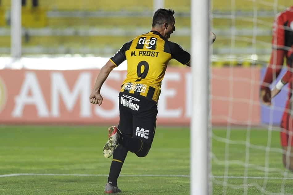 Com cinco gols de cabeça, The Strongest goleia Athletico-PR pela Libertadores