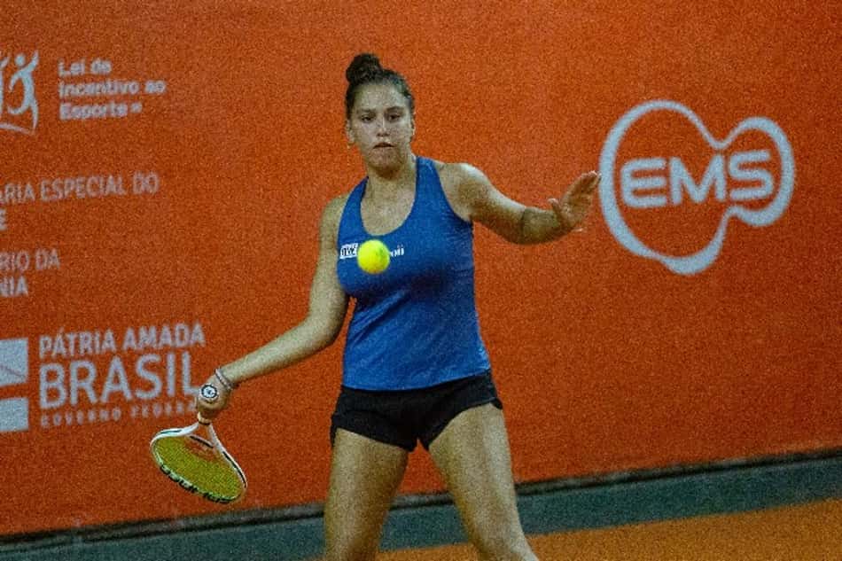 Maria Luisa Oliveira vence, em Curitiba, seu 1º jogo profissional