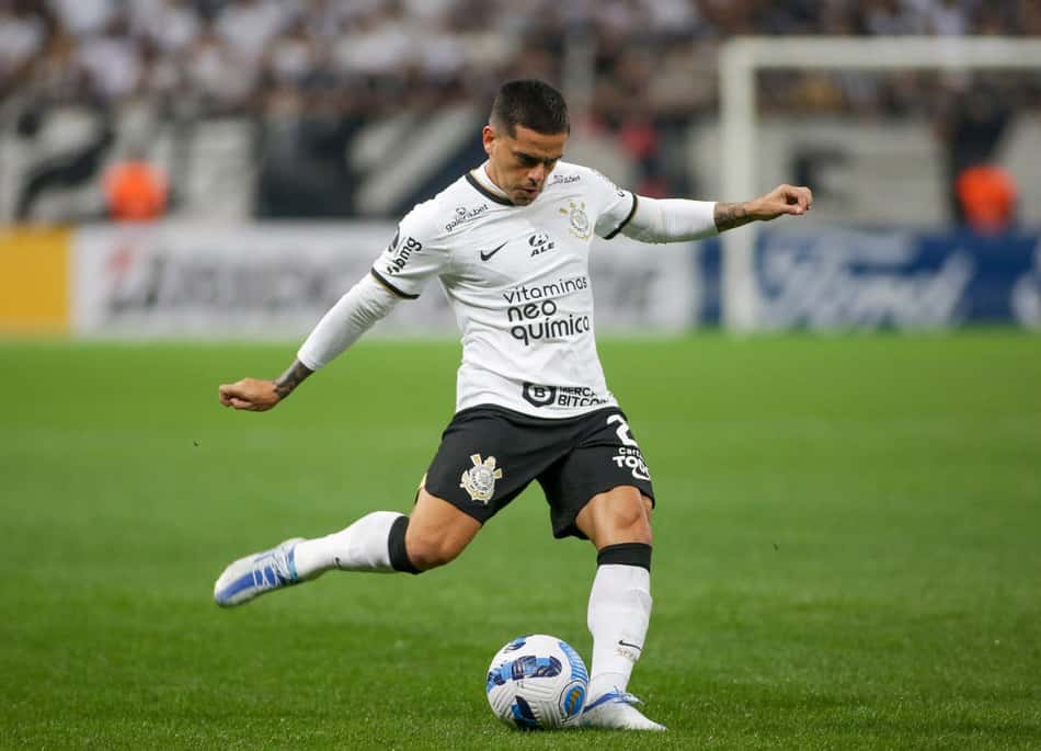 Após falha de Fagner, do Corinthians, esposa e filho do jogador reclamam de xingamentos nas redes sociais