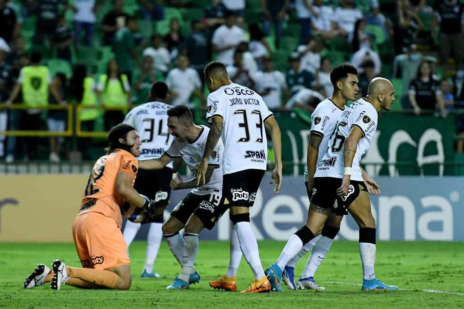 Cássio defende pênalti, Fábio Santos perde, e Corinthians só empata com o Deportivo Cali