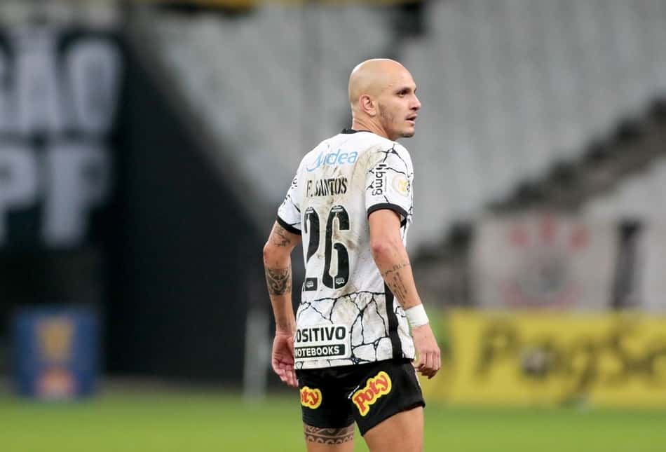 Fábio Santos volta a errar pênalti pelo Corinthians após mais de sete anos