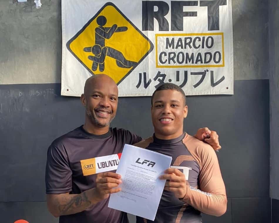 Marcio Cromado e Jefferson Toddynho exibem o contrato assinado com a LFA