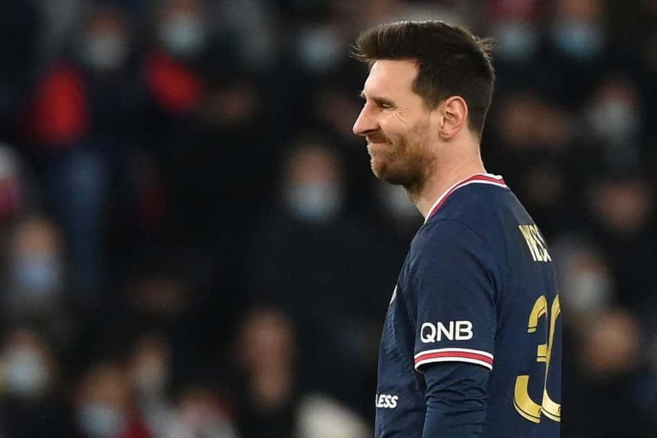 Pênalti de Messi é defendido por robô em evento esportivo