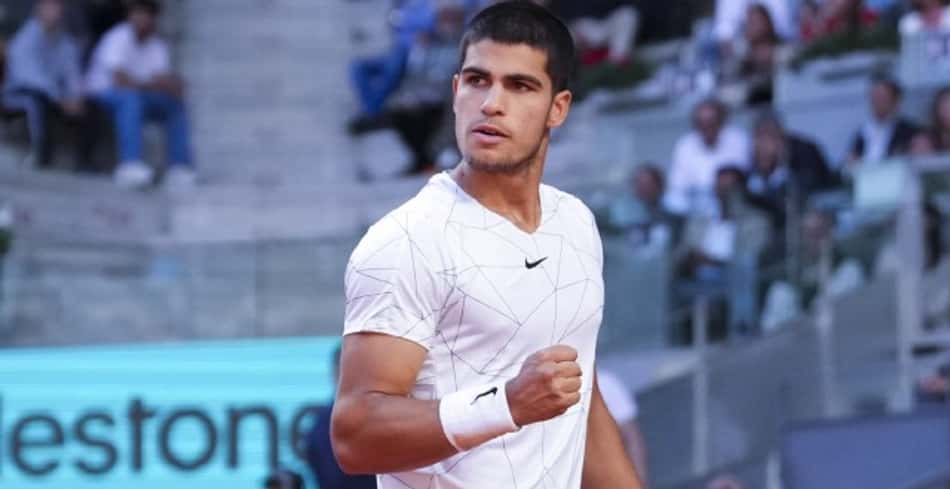 Alcaraz derruba ídolo Nadal e encara Djokovic na semi de Madri