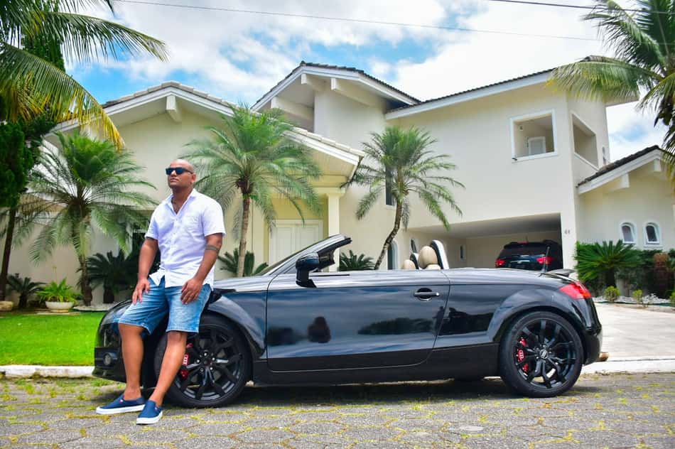 Influenciador cria mansão dos famosos e faz convite a lutadores de MMA