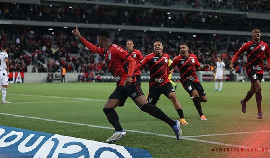 Sob olhares de Felipão, Athletico vence Ceará pelo Brasileirão