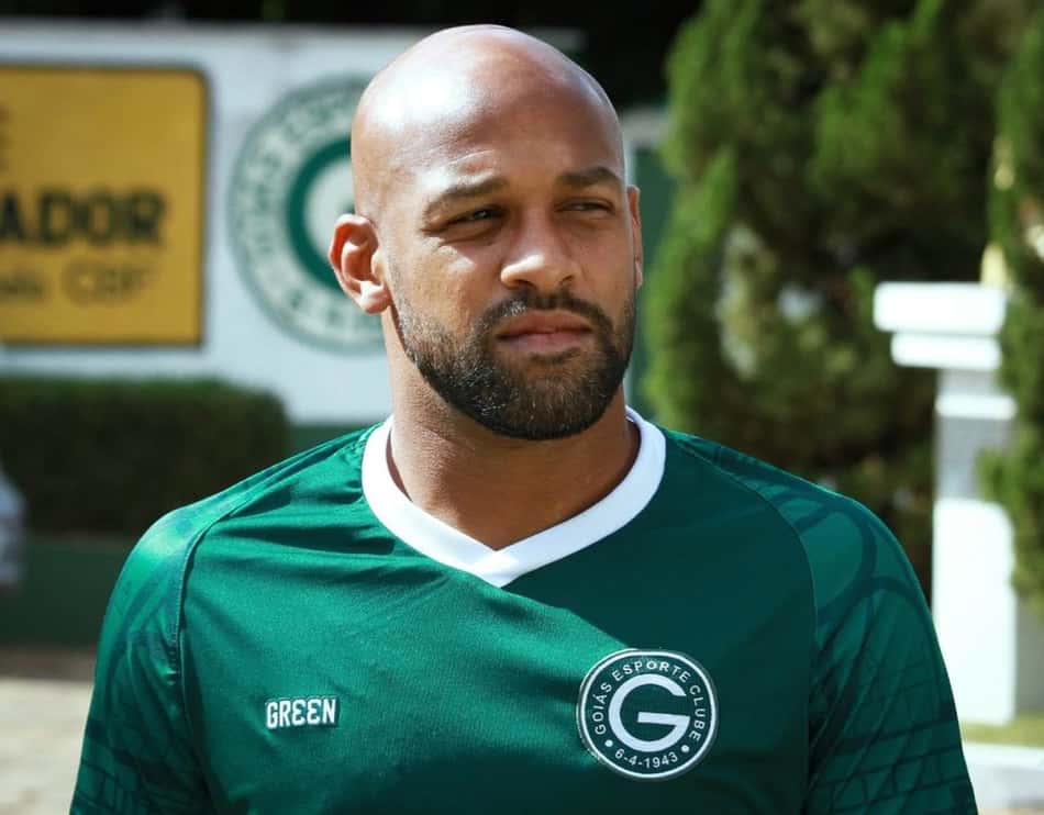 Fellipe Bastos, do Goiás, afirma que foi chamado de 'macaco' duas vezes por torcedor do Atlético-GO
