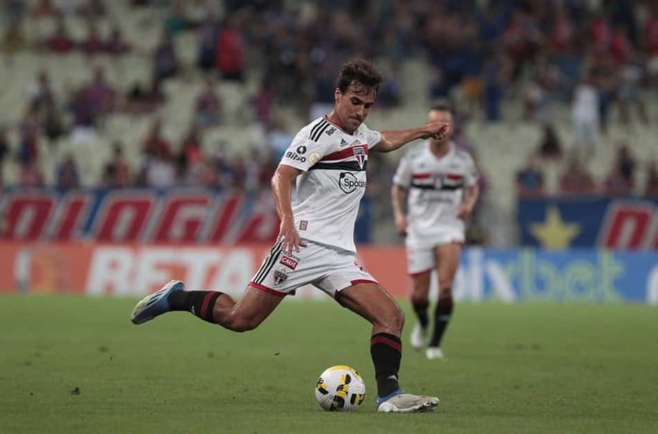 Elenco do São Paulo não 'abandona' Igor Gomes mesmo com reação negativa da torcida