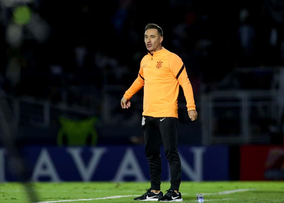 Vítor Pereira admite queda do Corinthians após mudanças e afirma: 'Não construo castelos de areia'