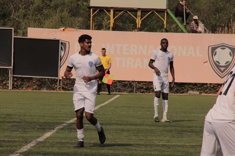 Zagueiro brasileiro celebra volta de clube albanês para a primeira divisão após 19 anos