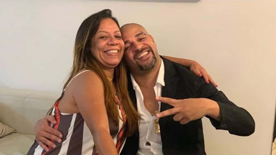 Adriano reclama de ter apenas sua imagem atrelada à delegada presa