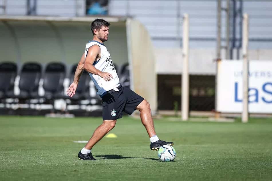 Kannemann em treino do Grêmio