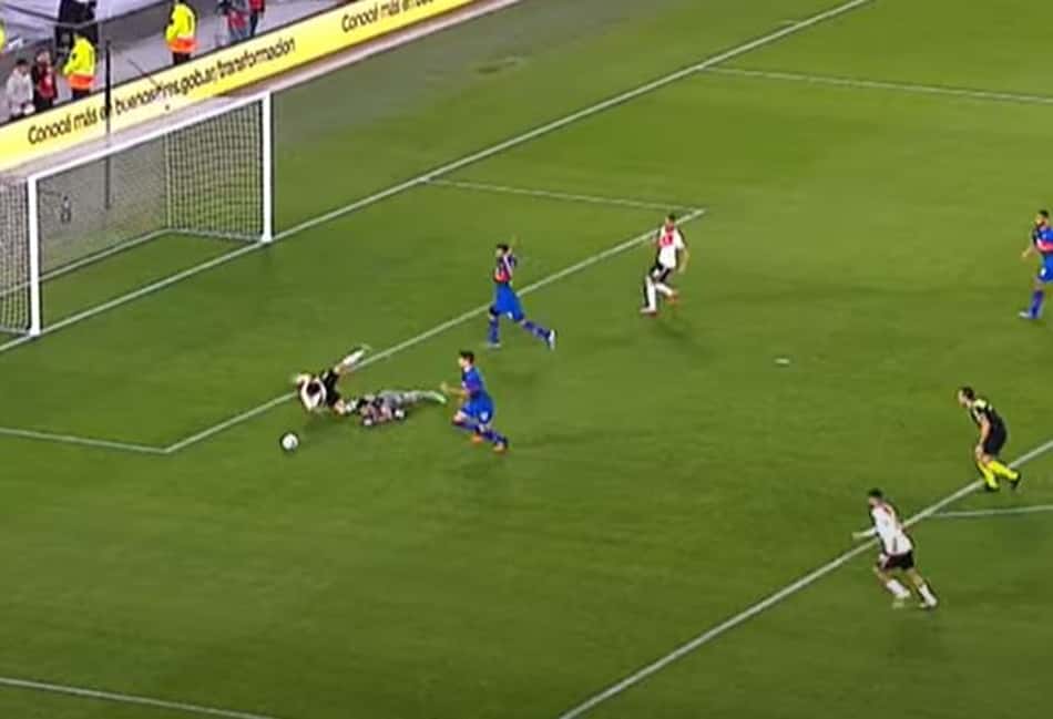 Lance polêmico e decisão do VAR levantam discussão em queda surpreendente do River