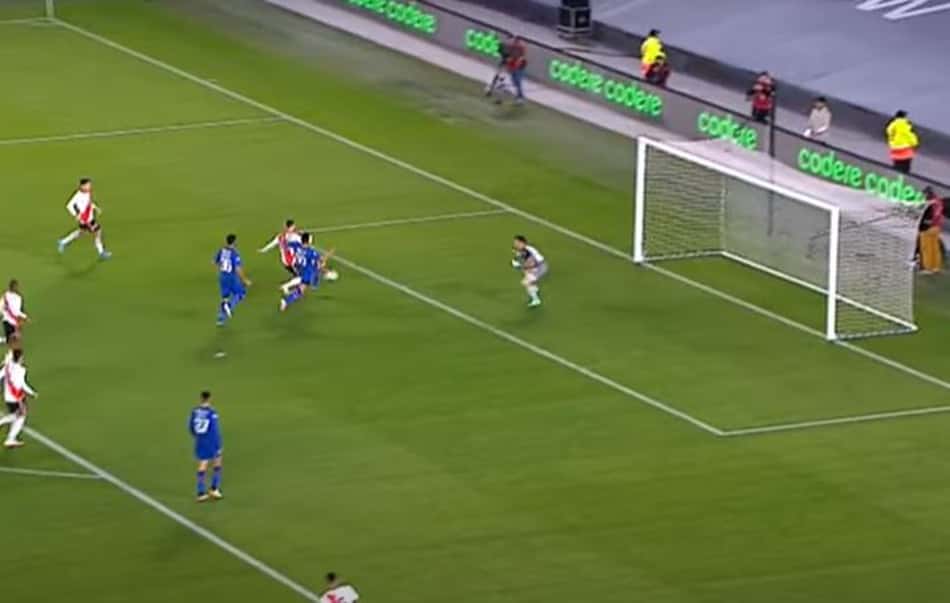 Atacante perde gol inacreditável e seu time é eliminado; confira