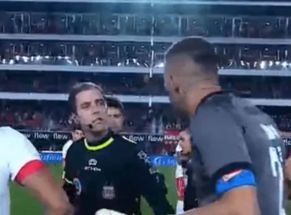 Árbitro e goleiro batem boca antes de cobranças de pênalti; confira
