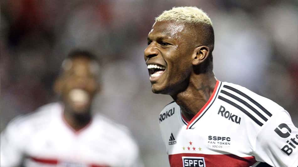 Arboleda se torna 'zagueiro artilheiro' e mostra ser decisivo no São Paulo